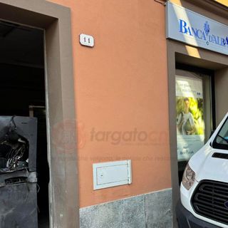 La filiale Banca d'Alba di via Vittorio Emanuele II a La Morra, presa di mira dai ladri La filiale Banca d'Alba di via Vittorio Emanuele II a La Morra, presa di mira dai ladri