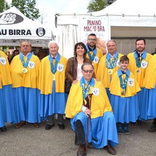 Nella foto Livio Bramardi al centro con gli amici della Confraternita della Salsiccia