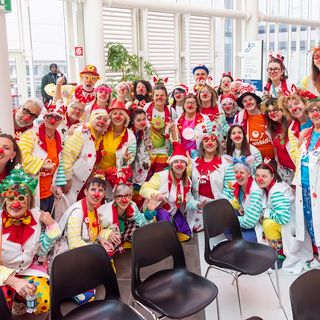 Natale di “Armonie e Sorrisi” all’ospedale di Verduno, grazie ai clown di Arcobaleno VIP [FOTO]