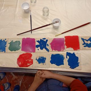 70 bambini in visita da Bra a Vigone alla scoperta delle Panchine d’Artista