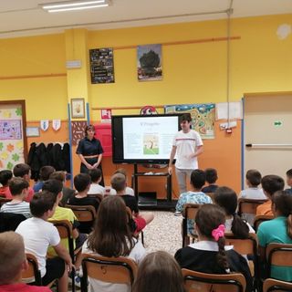Simone Marengo e Camilla Olivero, due degli studenti premiati, presentano il loro lavoro alle Elementari di Grinzane Cavour