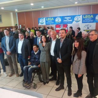 Foto di gruppo dei dirigenti della Lega al congresso provinciale di Cussanio nel dicembre 2022