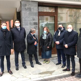 Limone Piemonte. Da sinistra il direttore dell'Associazione Commercianti Albesi, Fabrizio Pace; il presidente dell'Enoteca Regionale Piemontese Cavour, Roberto Bodrito; il presidente Aca Giuliano Viglione; la signora Cristina Astegiano; il presidente di Confcommercio della Provincia di Cuneo, Luca Chiapella; il sindaco di Limone Piemonte, Massimo Riberi; il presidente del consorzio Conitours, Beppe Carlevaris.