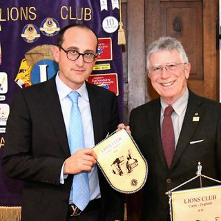 La consegna del guidoncino al dr. Quaglia e dell’omaggio floreale alla signora Ivana