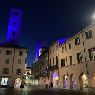 Alba: le torri albesi illuminate di blu per le celebrazioni del trentennale del servizio 118