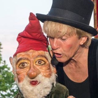 Lucia Osellieri con un amico gnomo