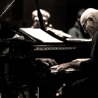 Ludovico Einaudi. Nel novembre scorso Alba gli ha consegnato il Tartufo dell'Anno 2019