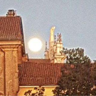 Luna piena tra la chiesa di Sant'Andrea e le scuole Maschili