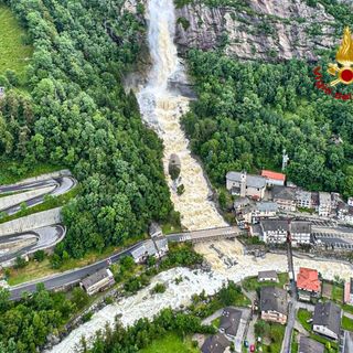 Piogge e frane nel nord del Piemonte:  decine di evacuati dai Vigili del Fuoco.  Famiglia con neonata salvata dalle acque  del torrente Orco [FOTO E VIDEO]