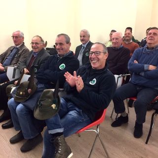 Alcuni momenti dell'annuale assemblea della sezione Ana, tenuta ieri presso la sede Ascom di piazza Roma 2 a Mondovì