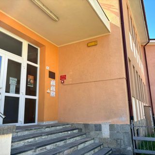 L'ingresso della scuola elementare "Calleri"
