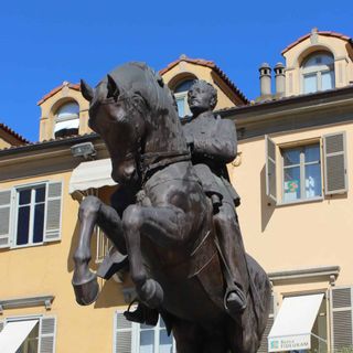 La statua equestre del generale nativo di Isola d'Asti. Sabato verrà ricollocata presso l'ex caserma che ne porta il nome La statua equestre del generale nativo di Isola d'Asti. Sabato verrà ricollocata presso l'ex caserma che ne porta il nome