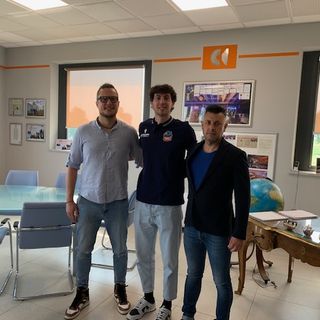 Mattia Gottardo tra il presidente di Cuneo Volley Gabriele Costamgana (a sx) ed il Direttore Generale Davide Bima Mattia Gottardo tra il presidente di Cuneo Volley Gabriele Costamgana (a sx) ed il Direttore Generale Davide Bima