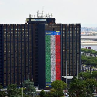 Forza Azzurri: i volti di 11 dipendenti di Poste Italiane della Granda sulla bandiera da record