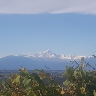 Il Monviso imbiancato, stretto dalle nuvole e le vigne di La Morra Il Monviso imbiancato, stretto dalle nuvole e le vigne di La Morra