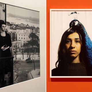 Gli scatti di Inge Morath, Donna Mercedes Formica al balcone, Madrid, Spagna, 1955 e di Cristina De Middel, Il corpo come battaglia, 2018