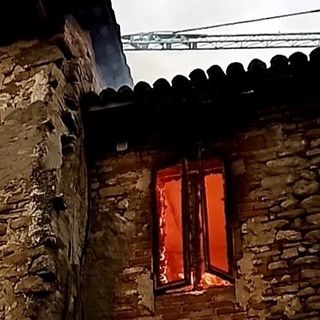 Diano d’Alba, fulmine innesca incendio allo Spianamento: sindaco e protezione civile all’opera per spegnere il rogo Diano d’Alba, fulmine innesca incendio allo Spianamento: sindaco e protezione civile all’opera per spegnere il rogo