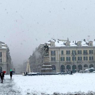 La neve di ieri in piazza Galimberti a Cuneo