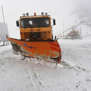 I mezzi sgombraneve in vetta al Colle dell'Agnello