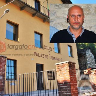 Sullo sfondo il Muncipio di Oncino. In alto a destra il sindaco Alfredo Fantone