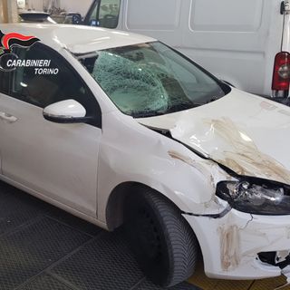 L'auto ritrovata dai Carabinieri in un'autofficina di Giaveno