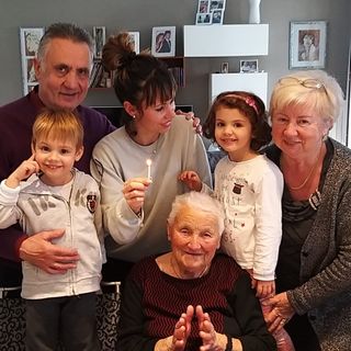 I piccoli Leonardo e Beatrice Stenta con i nonni Franco e Gianna e la bisnonna Marianna