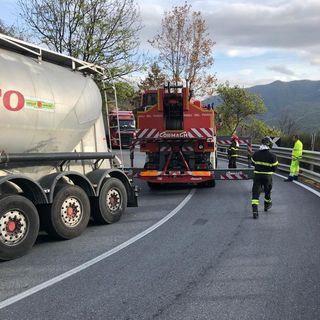 Pornassio, Tir bloccato fra i tornanti della Statale 28: servono i vigili del fuoco per liberare la strada [FOTO]