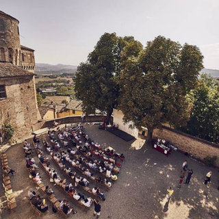 Una passata cerimonia di premiazione del premio, nel cortile del castello medievale