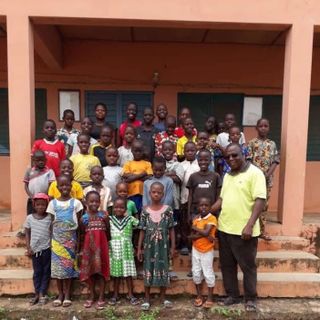 Don Max Lafia con i bambini del suo villaggio in Benn Don Max Lafia con i bambini del suo villaggio in Benn
