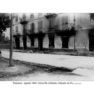 Paesana: l'incendio del 1°  agosto 1944. Corso Re Umberto attuale via Po in una foto tratta dal libro L’incendio di Paesana – Diario di guerra di un parroco di Montagna 1943-1945” pubblicata da Fusta editore