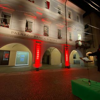 Il dibattito si svolge nella Sala Conferenza della Banca d'Alba Il dibattito si svolge nella Sala Conferenza della Banca d'Alba