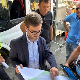 Il sindaco Alberto Gatto durante il sopralluogo al Mussotto