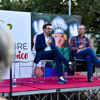 L'assessore albese Emanuele Bolla sul palco della manifestazione parmigiana