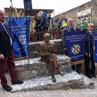 Le delegazioni del cuneese con i loro gonfaloni alla cerimonia d'inaugurazione della statua dedicata a Sandro Pertini Le delegazioni del cuneese con i loro gonfaloni alla cerimonia d'inaugurazione della statua dedicata a Sandro Pertini