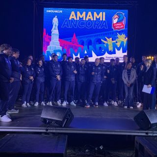 La squadra e lo staff di Cuneo Volley 2024/2025 sul palco di piazza Galimberti in chiusura della serata di presentazione