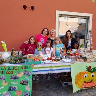 Alla Fiera della Zucca di Piozzo anche le bancarelle della scuola Primaria del paese Alla Fiera della Zucca di Piozzo anche le bancarelle della scuola Primaria del paese