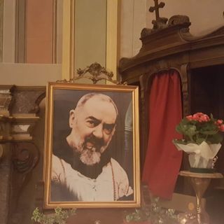 Quadro di San Pio collocato all'interno della chiesa di Santa Maria degli Angeli a Bra