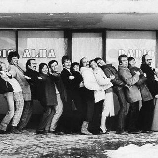 Un'immagine degli inizi: Alberto Levi (primo a sinistra) e il gruppo di collaboratori della neonata emittente albese