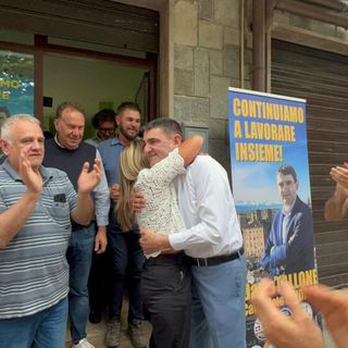 L'esultanza del confermato sindaco Dario Tallone, al suo secondo mandato