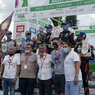 La premiazione 2020 con il vicepresidente della Giunta Regionale Fabio Carosso, il sindaco albese Carlo Bo, gli organizzatori e i tre equipaggi vincitori (Foto Barbara Guazzone)
