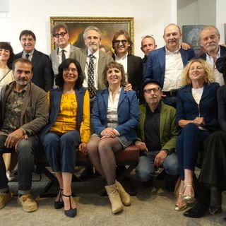 Riccardo Testa circondato da ospiti e amici al finissage della sua mostra, a Bra