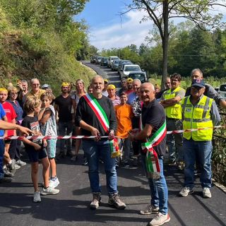 Il momento dell'inaugurazione della strada con i sindaci di Roddino e Cissone Il momento dell'inaugurazione della strada con i sindaci di Roddino e Cissone
