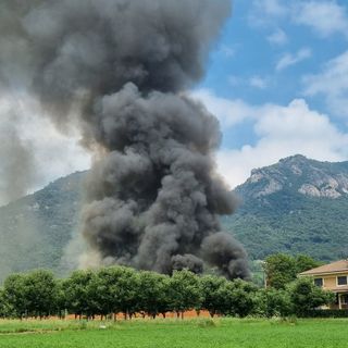 L'incendio ha interessato un capannone adibito ad allevamento in via Mombracco