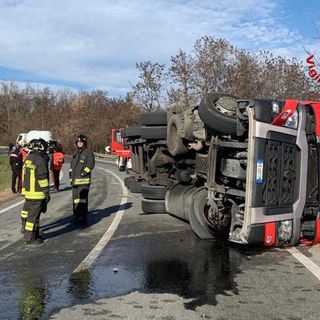 Centallo, scontro sulla SP3: coinvolti due mezzi pesanti caricati a vetro e Gpl