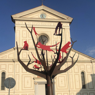 A Farigliano l'albero dei gatti rossi omaggia il paese e la vita