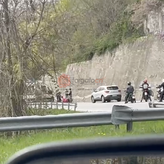 Incidente a Montezemolo, motociclista esce di strada in curva: elisoccorso sul posto