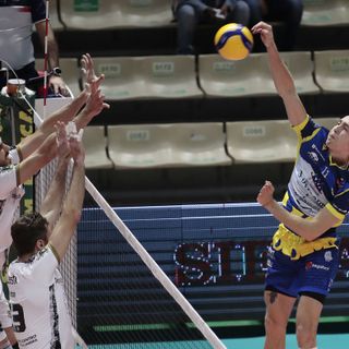 Un attacco di Davide Brignach nella gara di andata a Siena Un attacco di Davide Brignach nella gara di andata a Siena