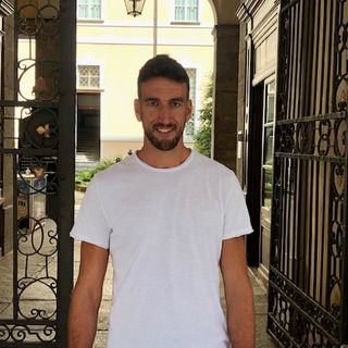 Simone Parodi, nel suo primo giorno nuovamente da cuneese, di fronte al municipio