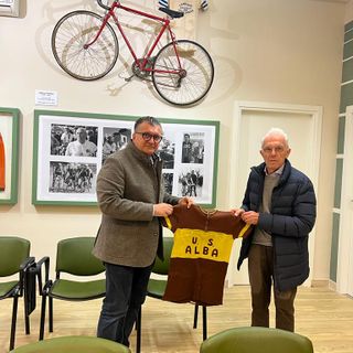 Alba: il campione di ciclismo Matteo Cravero dona una maglia storica per la Sala dello Sport “Albino Gallina”