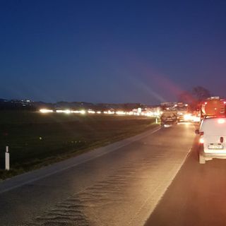 La coda di questa sera sulla Sp7 in una foto pubblicata sul gruppo Facebook "Sei di Cherasco se…" da Paolo Monchio